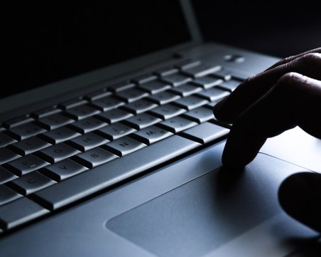 Всичко започва със: Здравей! Фалшиви профили на педофили дебнат деца