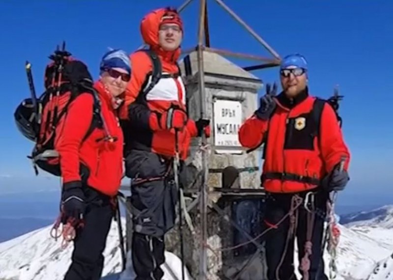 Доброволци помогнаха на незрящо момче да изкачи връх Мусала