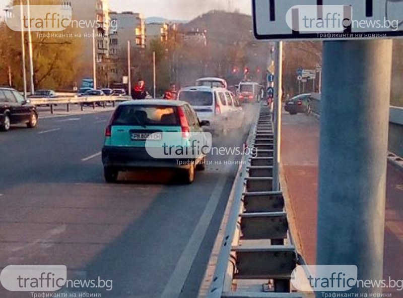 Кола пламна насред пловдивски мост, пожарникари предотвратиха взрив ВИДЕО и СНИМКИ