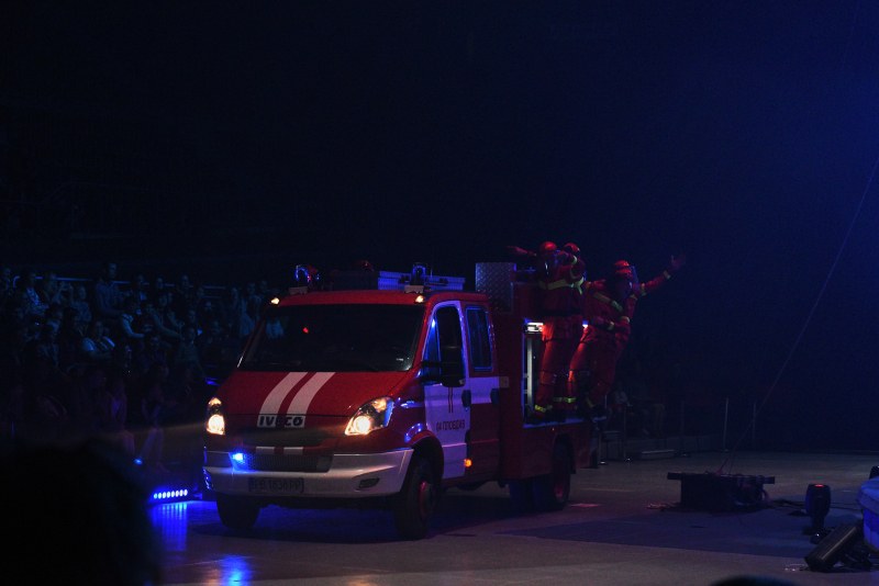 Пловдивска пожарна гаси пламъци по време на спектакъл на Большой Московский цирк СНИМКИ