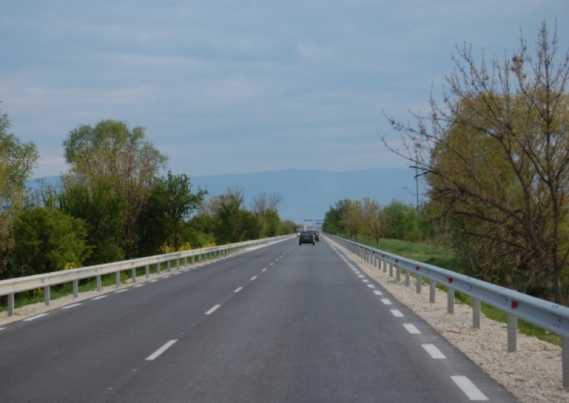 Правят кръгово кръстовище за над 1 милион лева на пътя Пловдив-Карлово