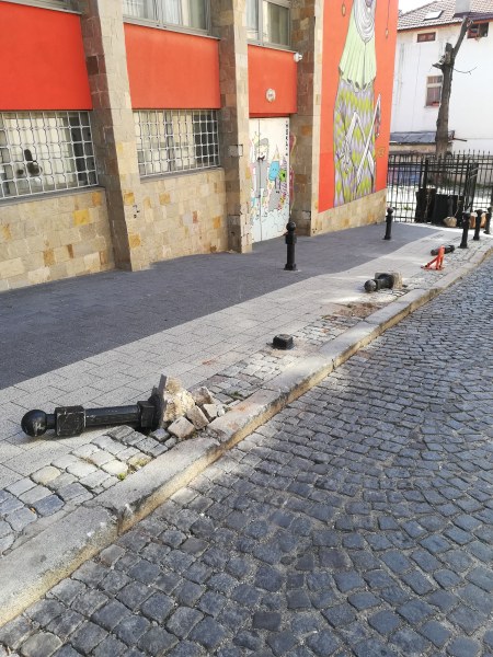 Вандали изтръгнаха ограничителни колчета на улица в центъра на Пловдив СНИМКИ
