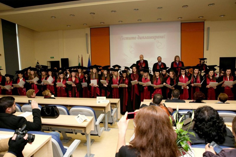 17 магистър-фармацевти се дипломират с отличен успех в МУ-Пловдив