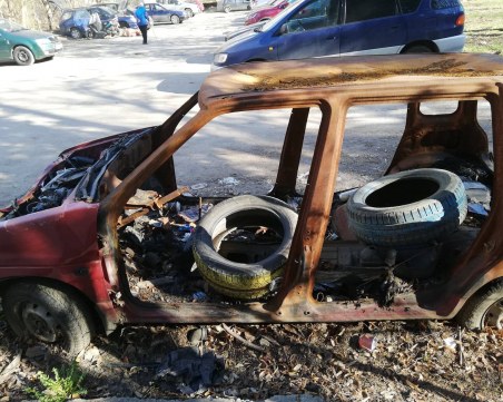Битката за паркоместа продължава. А по улиците ни: Изоставени, опожарени коли