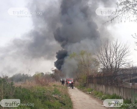 Черен дим покри Столипиново, пожарникари се борят с пламъците