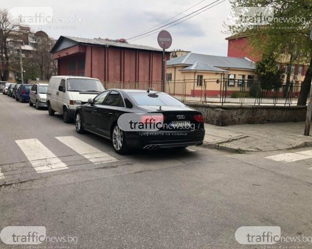 Две в едно в Пловдив! Жена спря в насрещното и върху пешеходна пътека СНИМКИ
