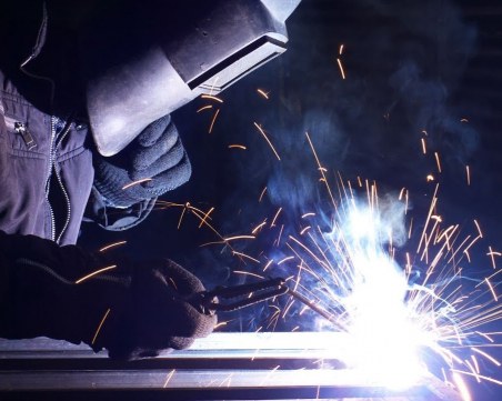 МОН съкращава хуманитарни, разкрива профи паралелки. Родители на бунт!