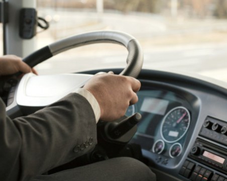 Пиян открадна автобус и катастрофира след гонка с полицаи