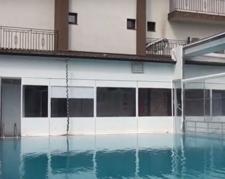 По време на почивка в хотел в Баня: Ламарина замалко да обезглави млад мъж