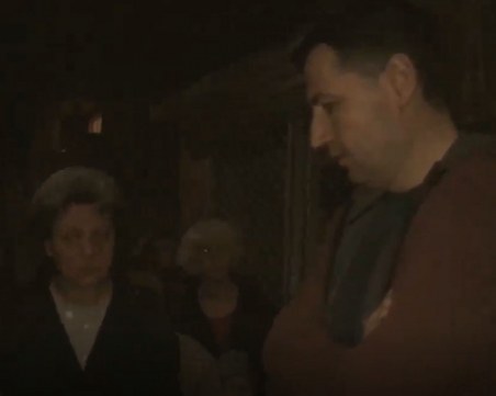 Протестиращи заградиха къщата на кмета Тотев, той обеща да предложи да откупят земята ВИДЕО