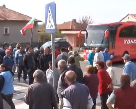 Протестиращите от село Конуш блокираха пътя за 