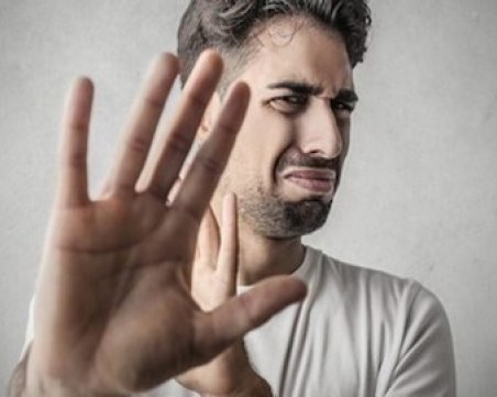 Репортер си плю в дланите и си направи прическа в... пряк ефир ВИДЕО