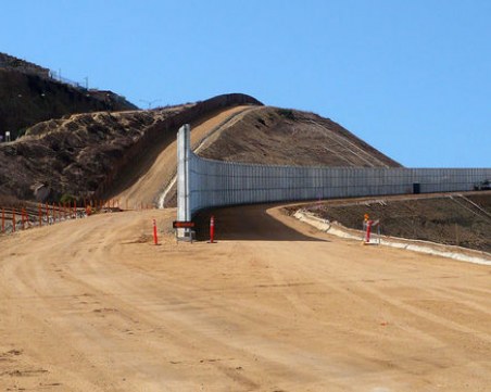 Стената между Мексико и САЩ ще струва над 1 милиард! Пентагонът отпуска парите