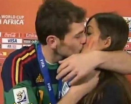 Целувките в ефир на Кобрата и Икер Касияс – открийте разликите ВИДЕО