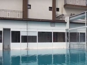 По време на почивка в хотел в Баня: Ламарина замалко да обезглави млад мъж