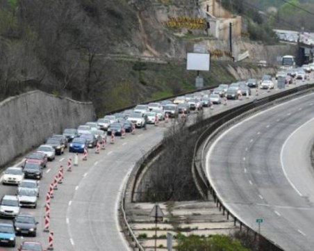 Аварирал камион в тунел 