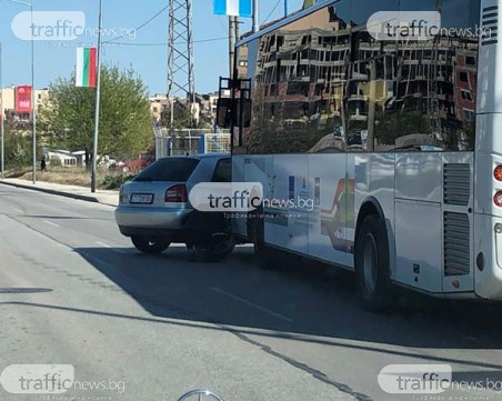 Кола и автобус се удариха на Пещерско шосе в Пловдив СНИМКА