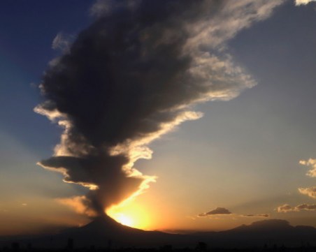 Мощна експлозия в Мексико! Изригна вулканът Попокатепетъл