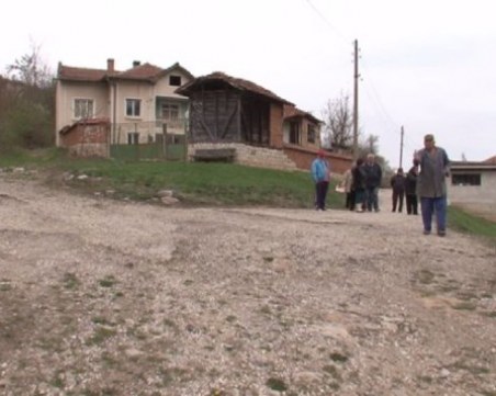 В Лютидол хората люти – улица в селото асфалтирана, но до средата