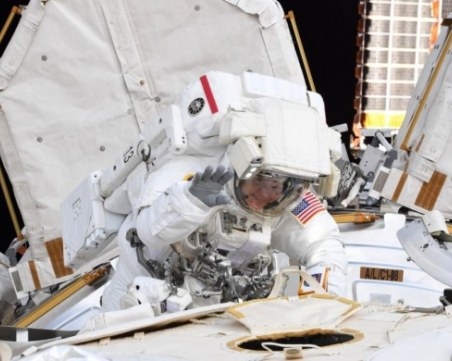 Срам! НАСА отлага излизане в Космоса само на жени! Нямало... женски космически костюми