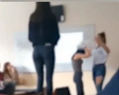 Учителката, пляскала на ученици докато играят кючек, е уволнена