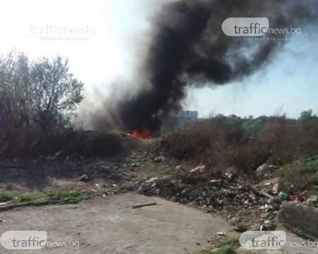 За кой ли път! Черен дим се стели над Столипиново, отново палят гуми в махалата