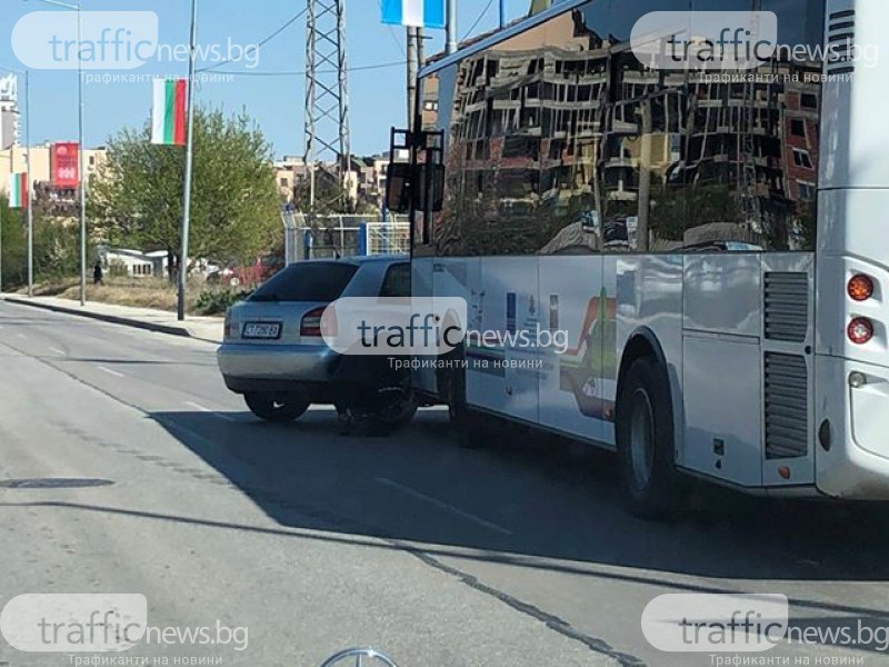 Кола и автобус се удариха на Пещерско шосе в Пловдив СНИМКА