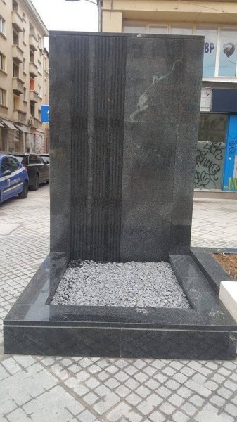 Пореден абсурд с ремонтите в София – надгробна плоча на пл. 