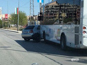 Кола и автобус се удариха на Пещерско шосе в Пловдив СНИМКА