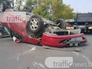 Кола се обърна по таван в Карловско, шофьор в болница