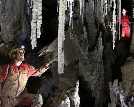 Българи участваха в откриването на най-дългата солна пещера в света