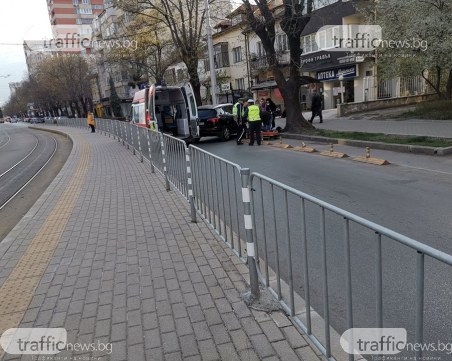 Джип помете пешеходка, докато влиза в гараж  СНИМКИ