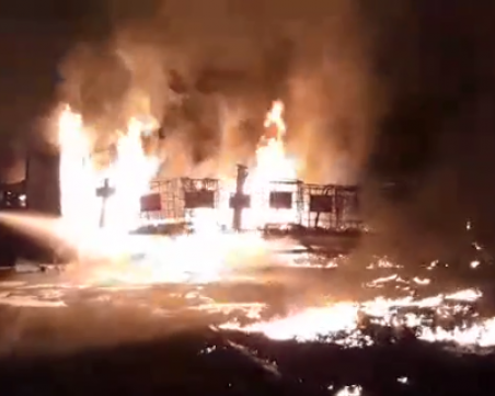 Голям пожар погълна камиони в Пазарджик