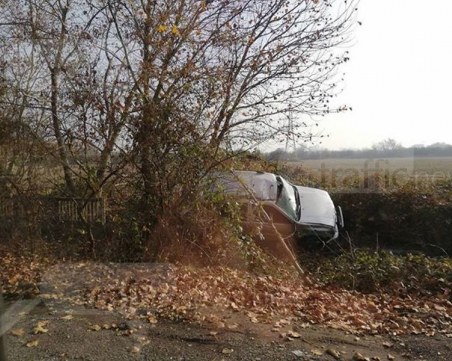 Кола се обърна по таван край Велинград, шофьорът е в болница