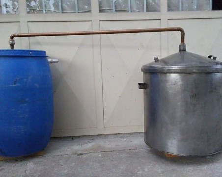 Митничари хванаха имигрант в казан за ракия в Сърбия