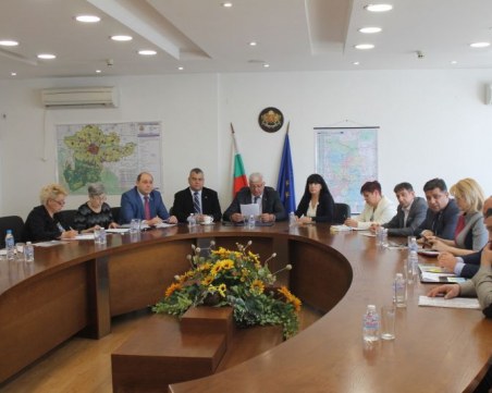 Областният управител на Пловдив и политическите партии редят избирателните комисии