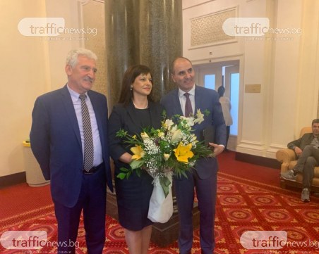 Цветанов с маратонки за довиждане, Дариткова с цветя за добре дошла