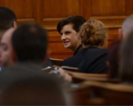 Цветя и рози, а и карамфили от Симеонов за колежката Дариткова