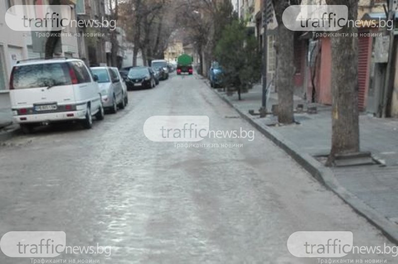 Прясно ремонтирана улица в Пловдив заприлича на пясъчник! Фирмата: Виновни са паркираните коли