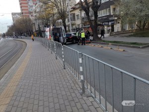 Джип помете пешеходка, докато влиза в гараж СНИМКИ