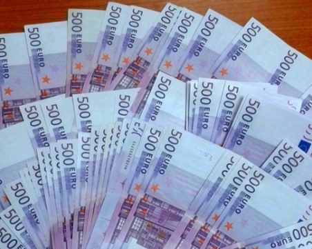 290 000 евро спипаха укрити в автобус митничари на ГКПП Калотина