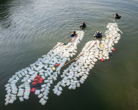 Баби теглят 200 бидона с вода, за да спасят село