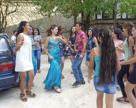 Десетима с невръстни булки одрусани с 12 бона, глобяват и родителите им