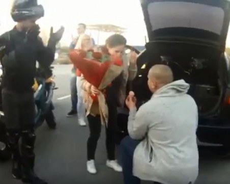 Доза адреналин, рев на мотори, гонка и... вълнуващо предложение за брак ВИДЕО