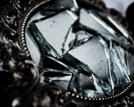 Ето защо счупеното огледало носи 7 години нещастна любов