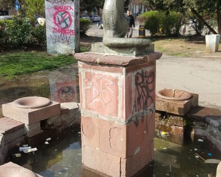 Видрата в столична градинка се дави в боклуци