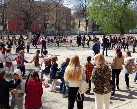 Голямо хоро се изви в двора на пловдивско училище СНИМКИ