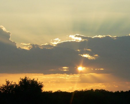 Петък, съботата и неделята: Слънчеви сутрини, облачни следобеди