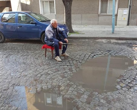 Пловдивчани извадиха такъмите! Вир се появи в средата на улица в Кючука СНИМКИ