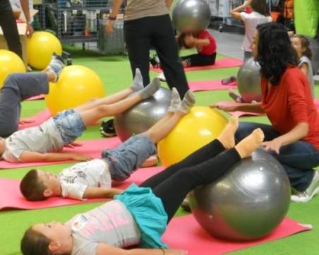 Четириноги любимци от фронта и гимнастика за малките днес